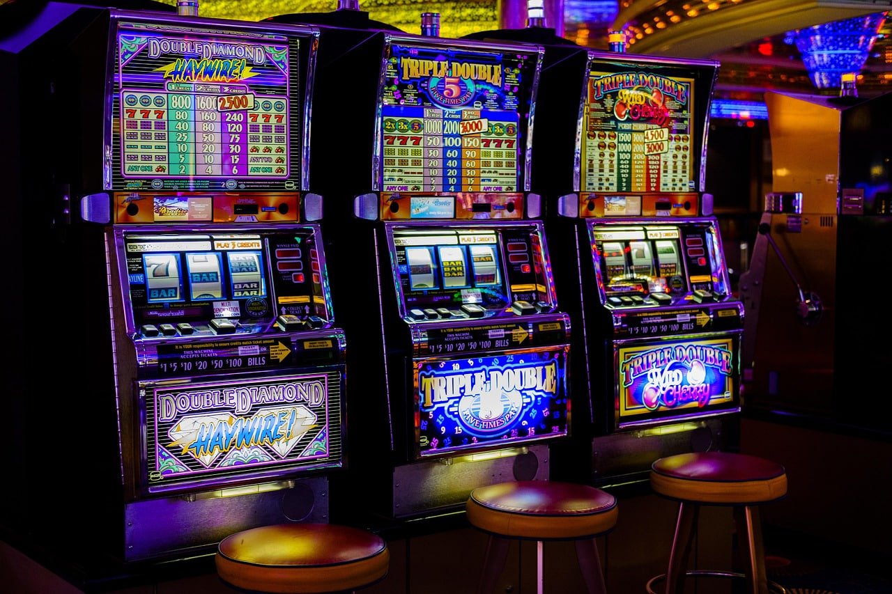 Tampilan studio live-dealer Ikan Jackpot di aplikasi koi togel dengan dealer profesional dan multi-kamera HD